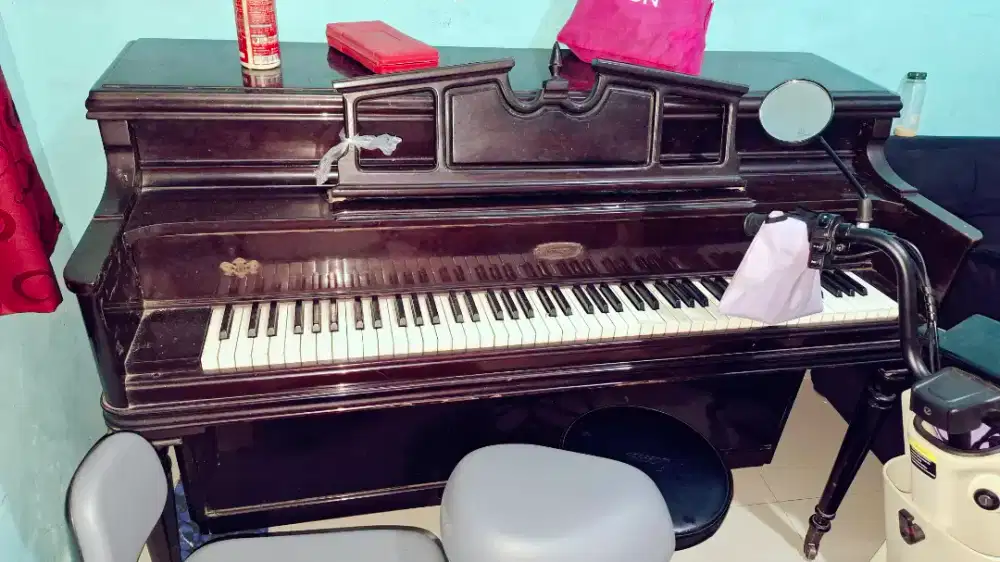 Piano akustik merk lowrey