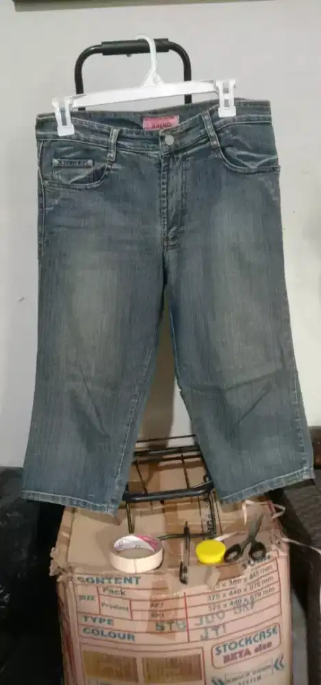 Celana dan rok bekas layak pakai