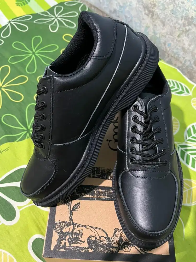 Sepatu dokmart masih new banget
