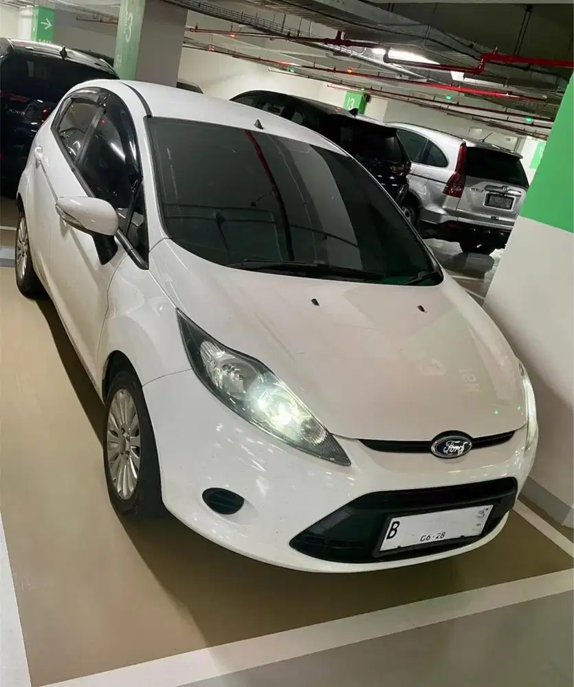 Mobil Ford Fiesta 2013 automatic 1.4 Trend