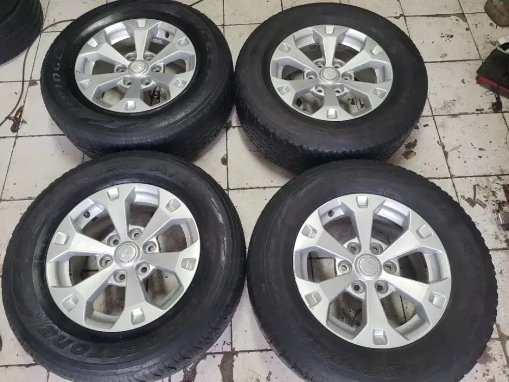Velg pajero dakar R17 original paket ban second 4pcs terima tt
