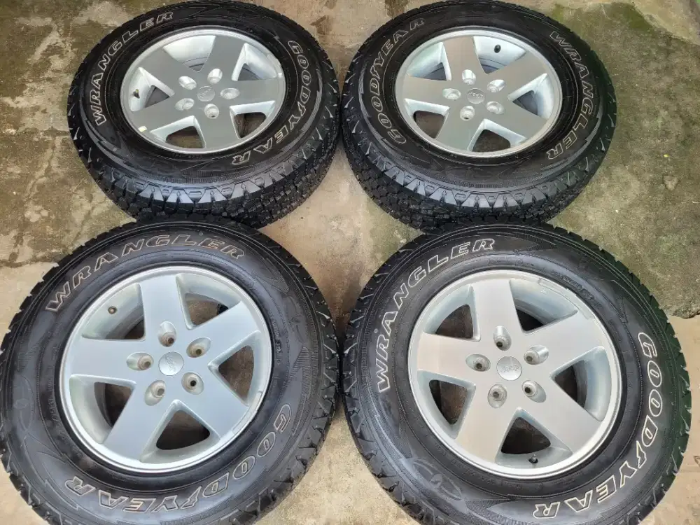Velg jeep RUBICON R17 original paket ban Goodyear Wrangler 95% 4pcs