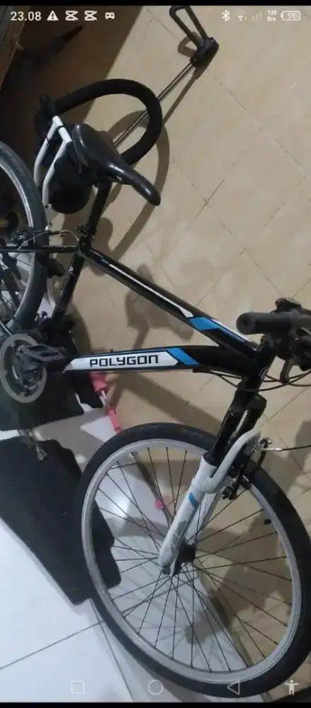 Sepeda poligon hitam. Masih bagus normal