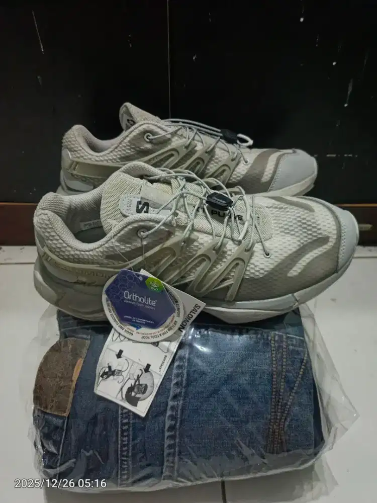 Sepatu warna abu-abu Salomon hitam Skechers