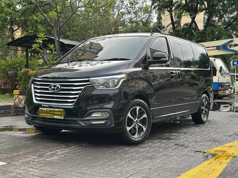 HYUNDAI H1 2.5 ROYALE DIESEL AT 2018 (mint condition)