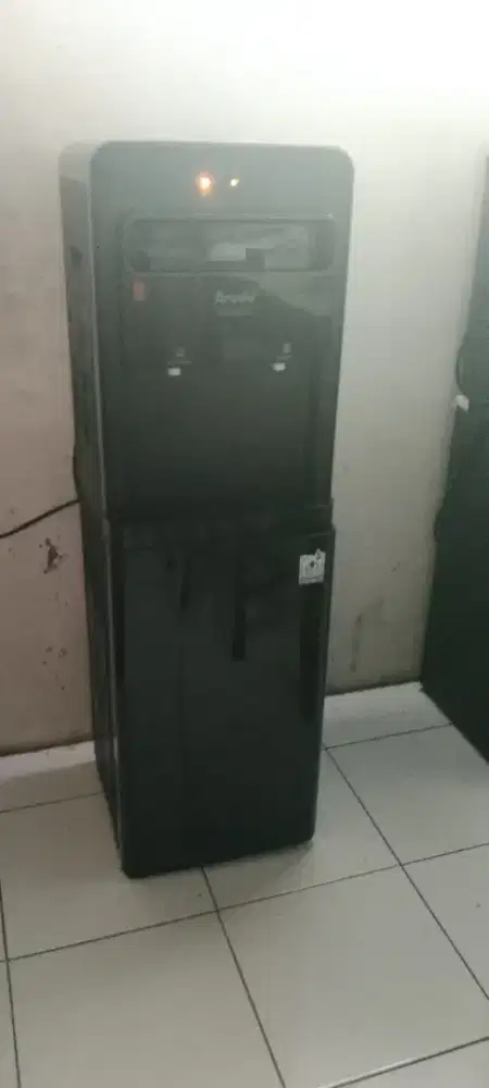 Dispenser galon air bawah panas dan normal. Masih ada garansi.