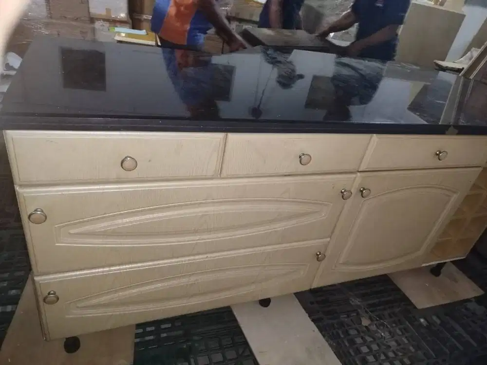 Meja Bar besar dan cabinet