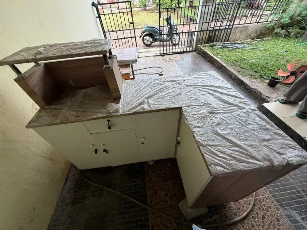 Meja kasir bekas bentuk L
