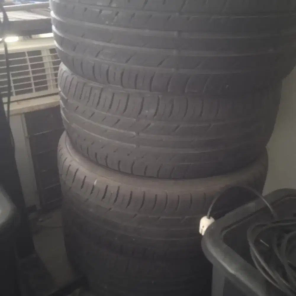 Ban seken  kondisi 75% ,  Falken 235/50 ring 18