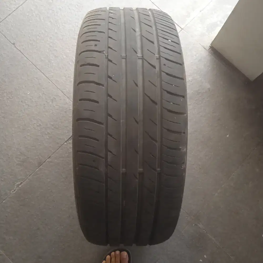 Jual Cepat, Sat set.. Ban seken  kondisi 75% ,  Falken 235/50 ring 18