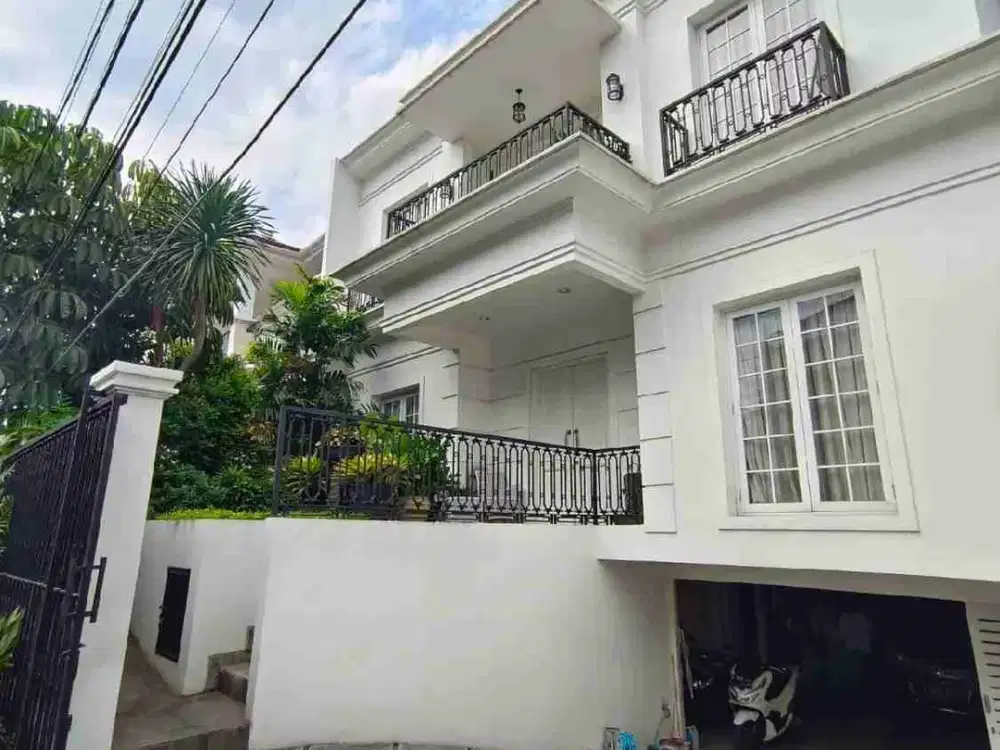 MODERN CLASSIC HOUSE DI BLOK A KEBAYORAN BARU