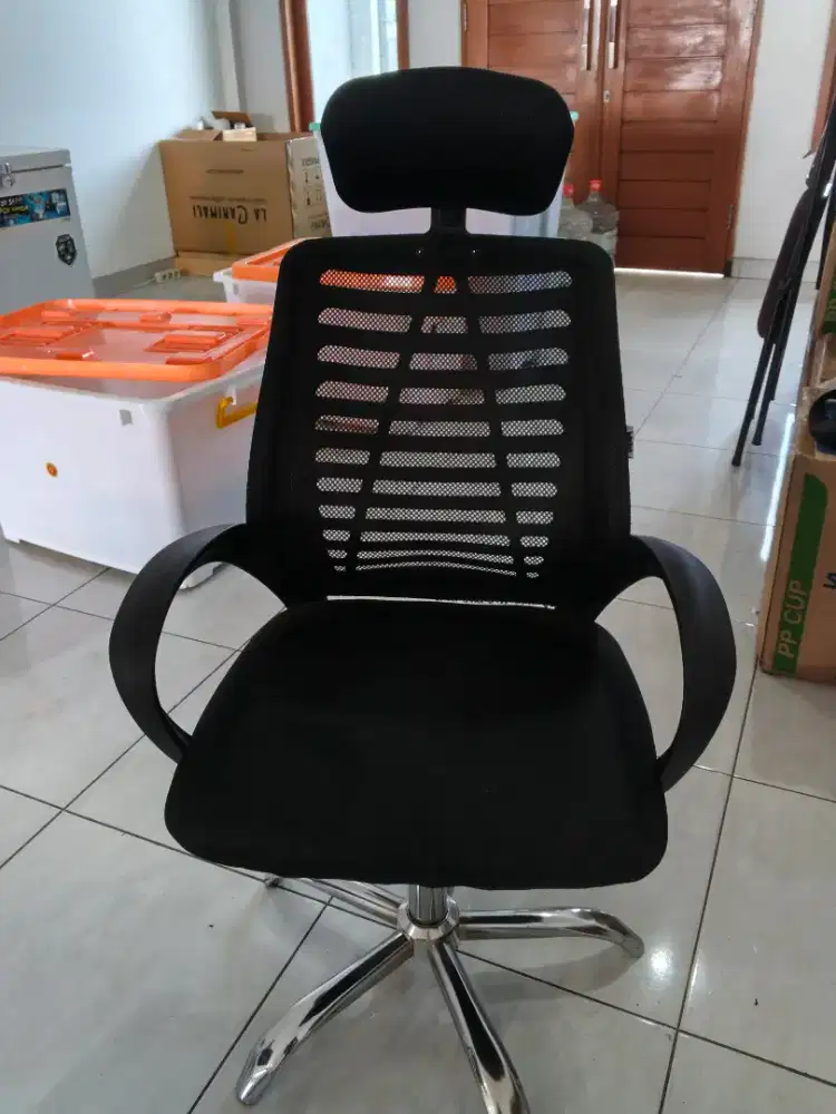 BLACK OFFICE CHAIR WITH ARMRESTS AND HEIGHT-ADJUSTABLE HEADREST