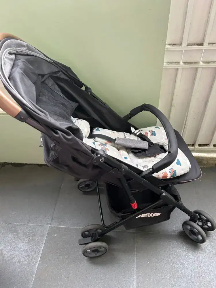 Stroller Babydoes warna hitam