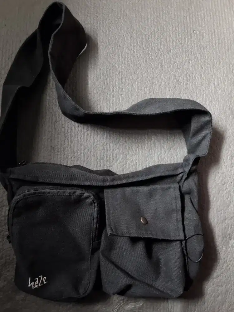 Hazesac Clay Bag (Tas Selempang Muat Isi Laptop 11 inch/IPAD/TAB)