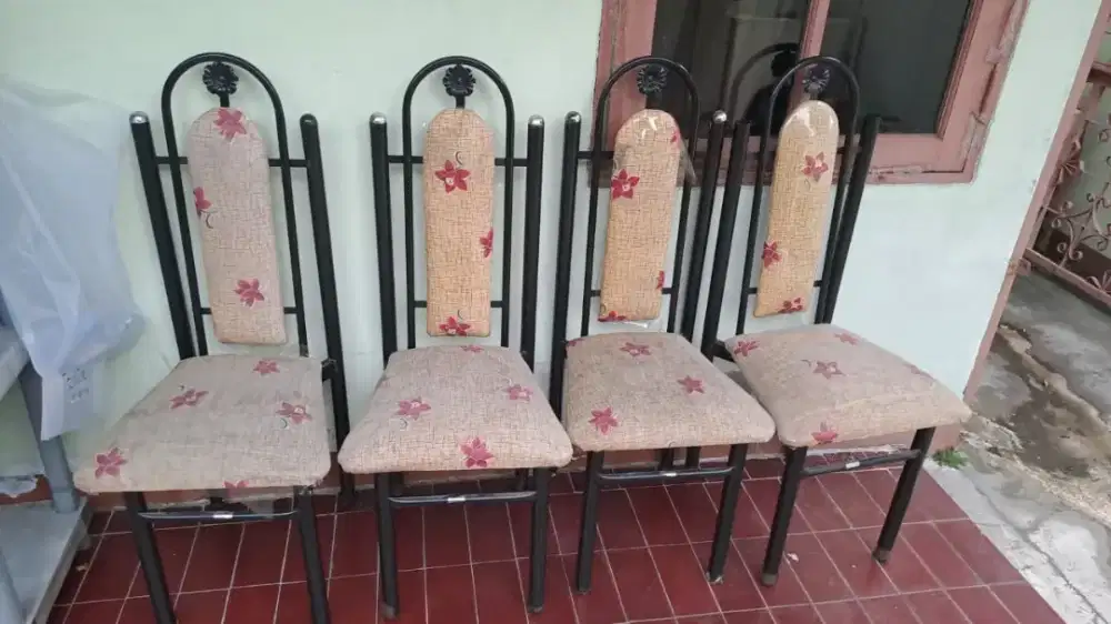 Jual Bangku Kursi makan bekas ada 4 kondisi lumayan sesuai di gambar