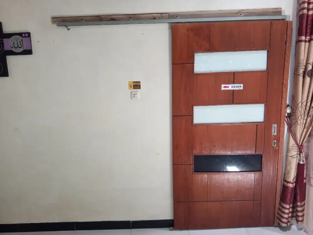 Pintu geser kayu kualitas