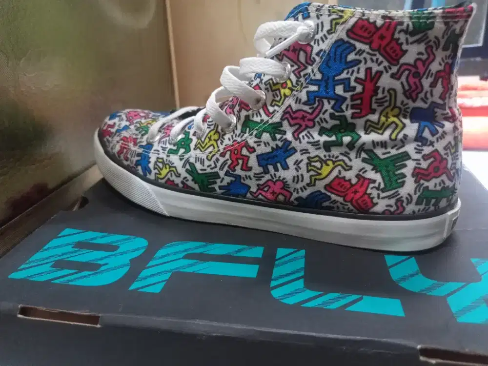 Di jual sepatu merk BFLY ukuran 38 masih Baru.  Kondisi 100 % gress