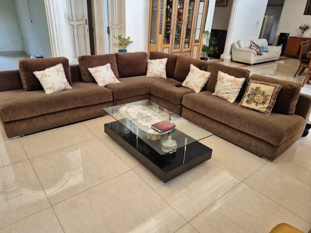 Set lounge sofa dan coffee table merk Cellini