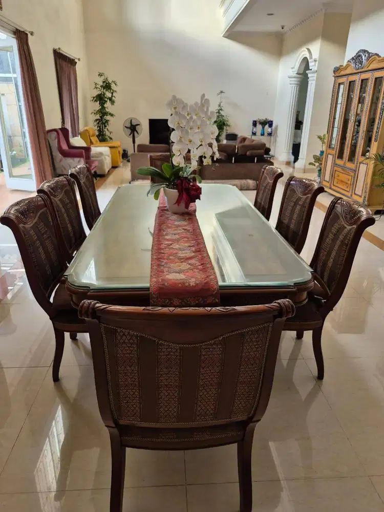 Set meja makan classic dengan 8 kursi merk Veranda