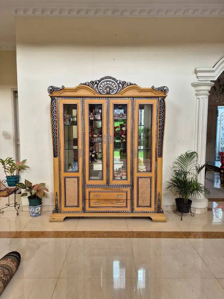 Lemari pajang classic