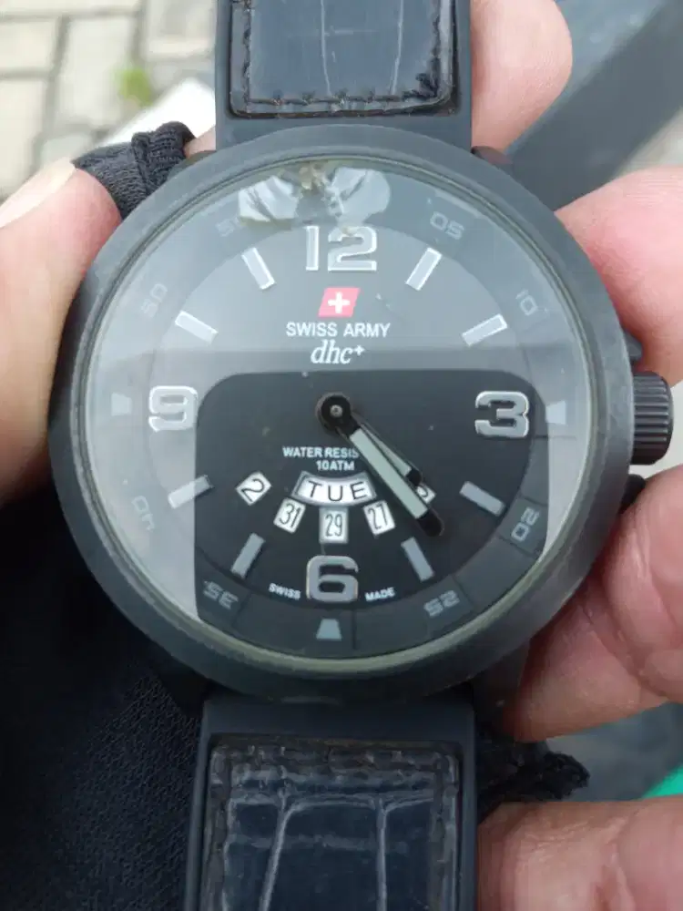 Jam tangan pria swiss army