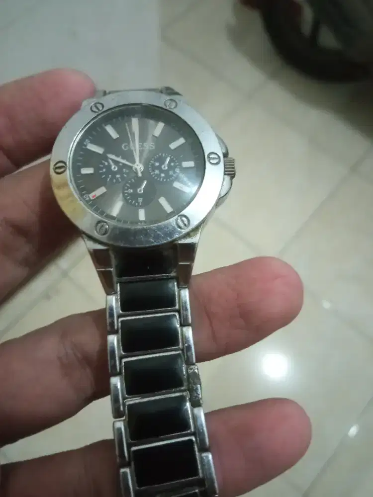 Jam tangan pria guess
