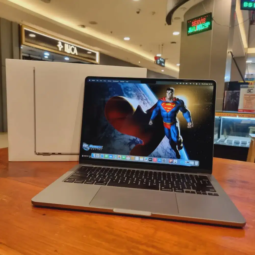 Macbook Air 13 inch , 2024