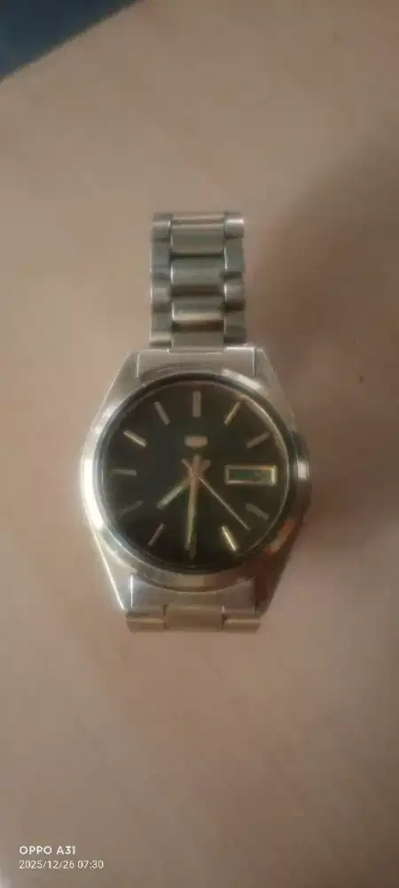 Jam tangan Seiko 5 otomatis