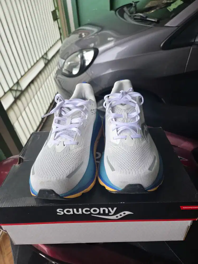 Sepatu Running Saucony Hurricane 24