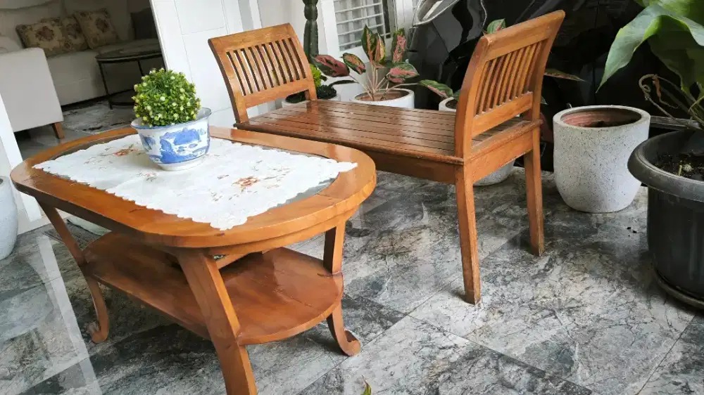 Dijual kursi panjang dan meja oval kayu jati.