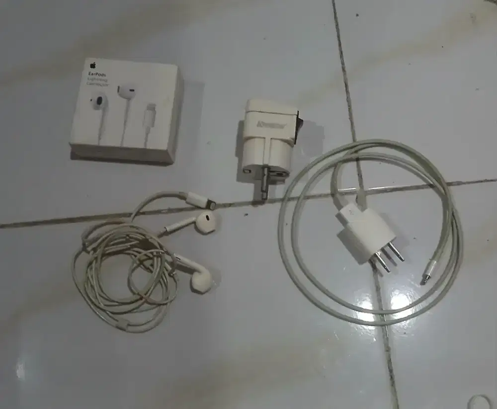 headset iphone + charger iphone bawaan