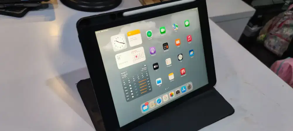 Ipad 7 wifi only 32GB Grey Bonus case & pencil