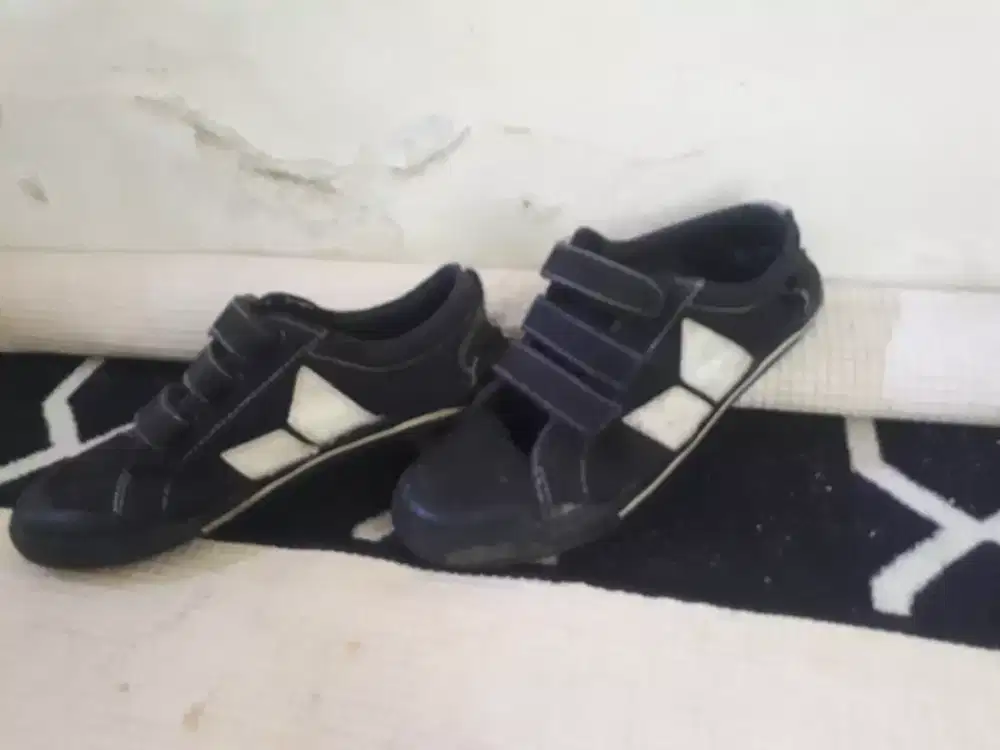 Sepatu macbeth velcro