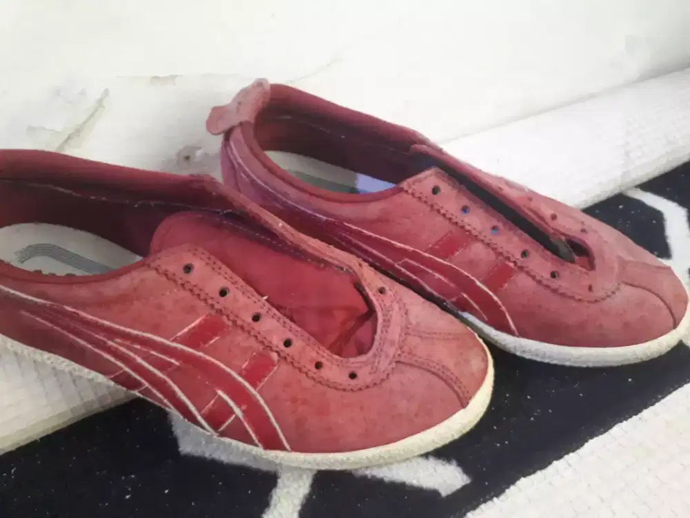 Sepatu Asics merah