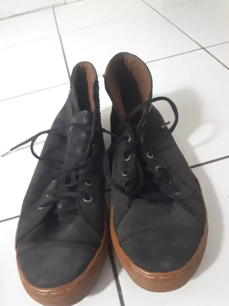 Sepatu kulit hitam