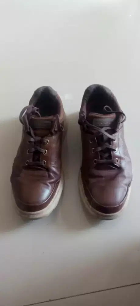 Sepatu sporty casual