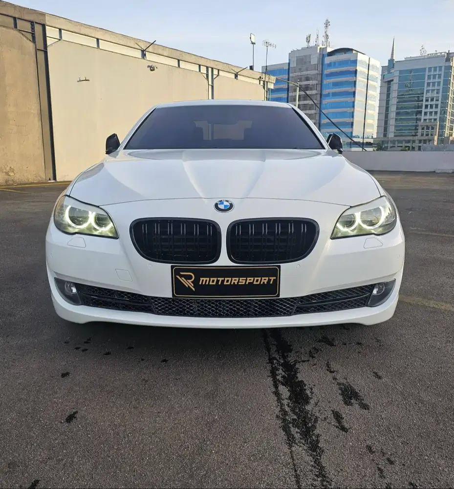 BMW 528i Low KM Record 528