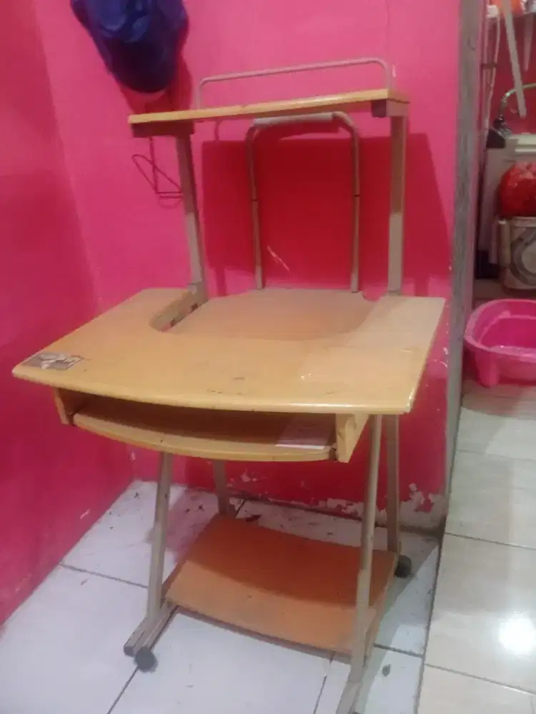Meja Komputer Kayu