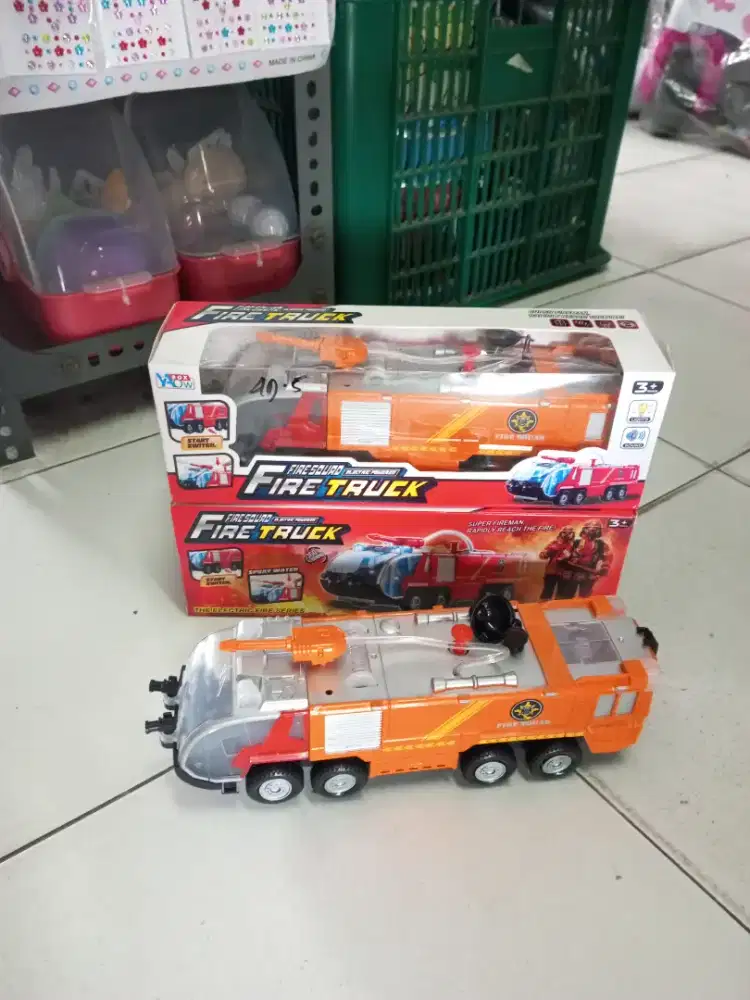 Mainan anak truk pemadam baterai