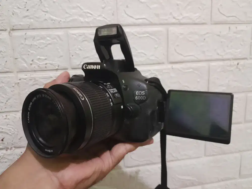 Kamera dslr Canon 600D Layar lipat