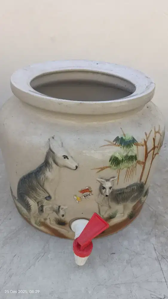 Guci tempat air minum