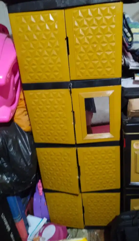 Lemari plastik kaca