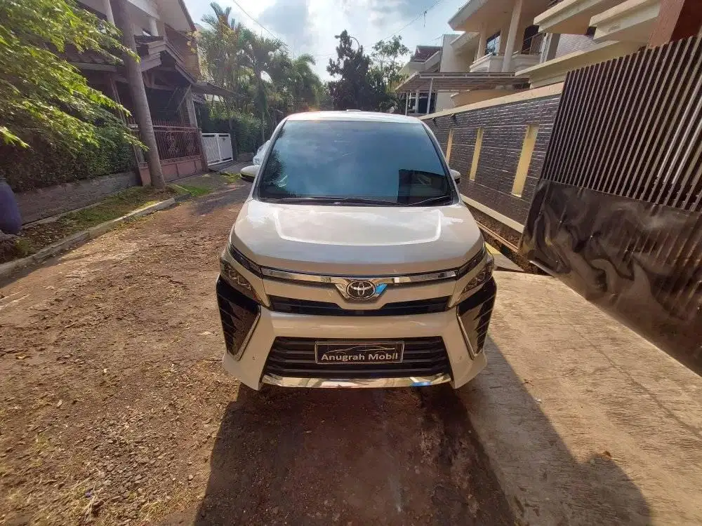 Toyota Voxy 2.0 Automatic 1tgn dari baru