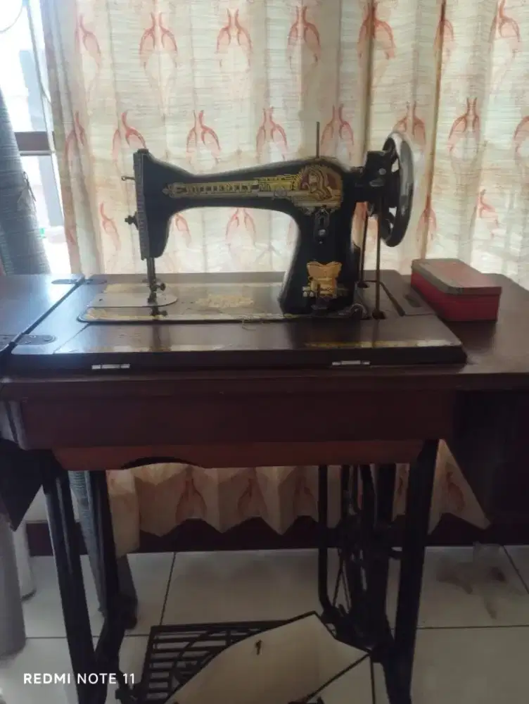 Mesin jahit Butterfly 1 set + Meja Kondisi second Normal