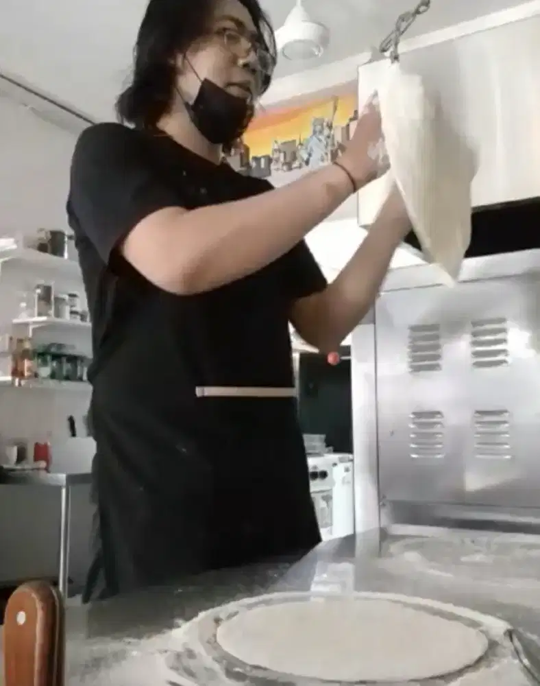 SAYA PIZZA MAKER/ KOKI PIZZA