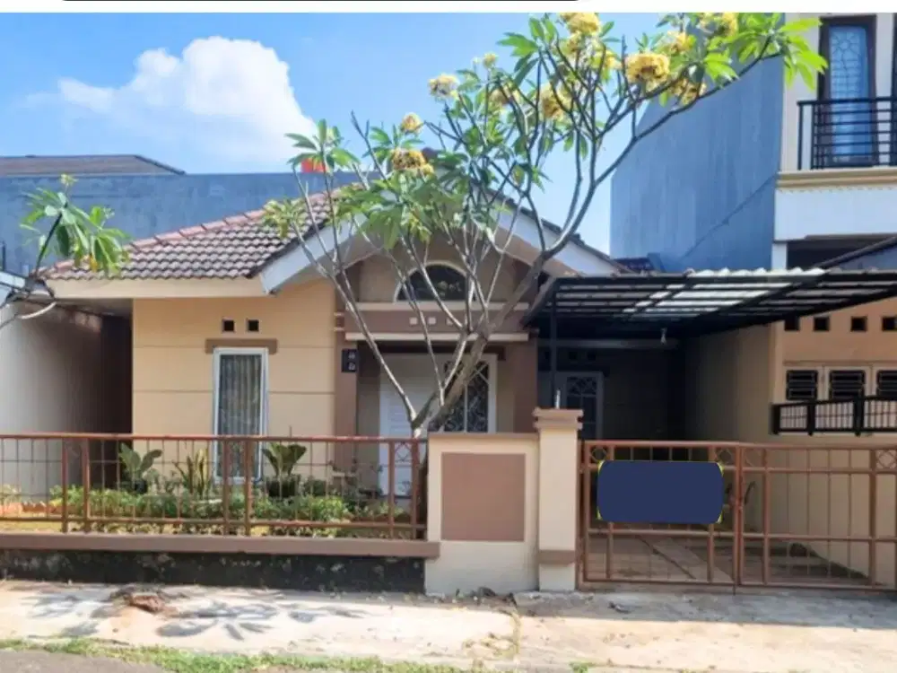 RUMAH ASRI BIKIN NYAMAN DENGAN HALAMAN BELAKANG SUPER LUAS DAN TAMAN CANTIK!! LOKASI STRATEGIS