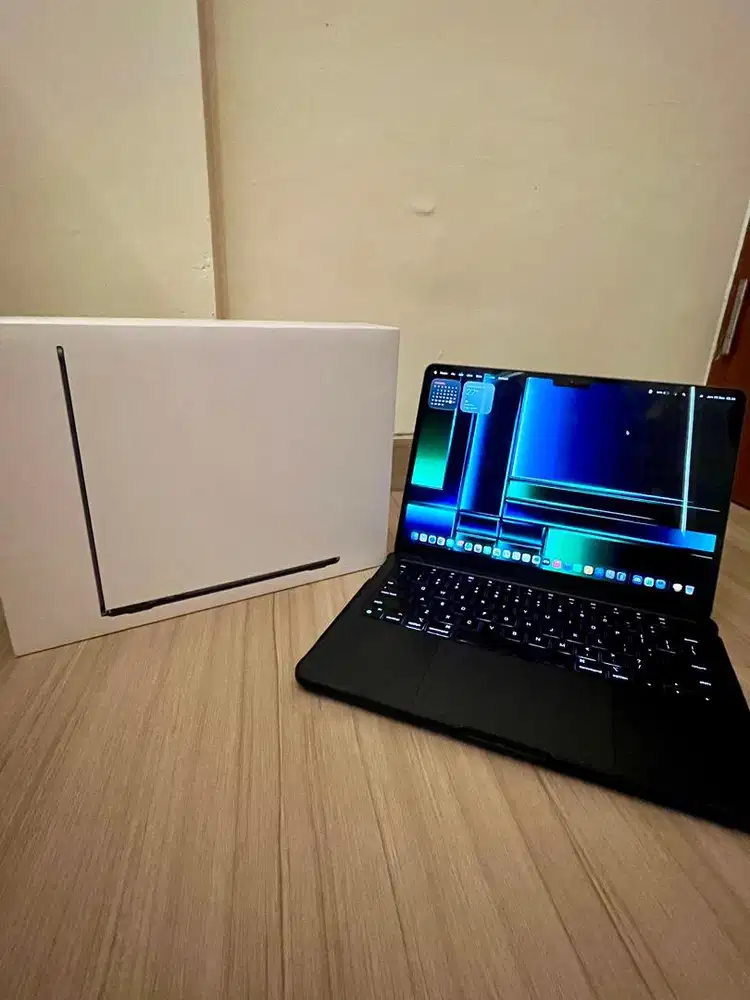 Macbook air 13 inch M2 16/256 Ibox Garansi aktif BH 100%