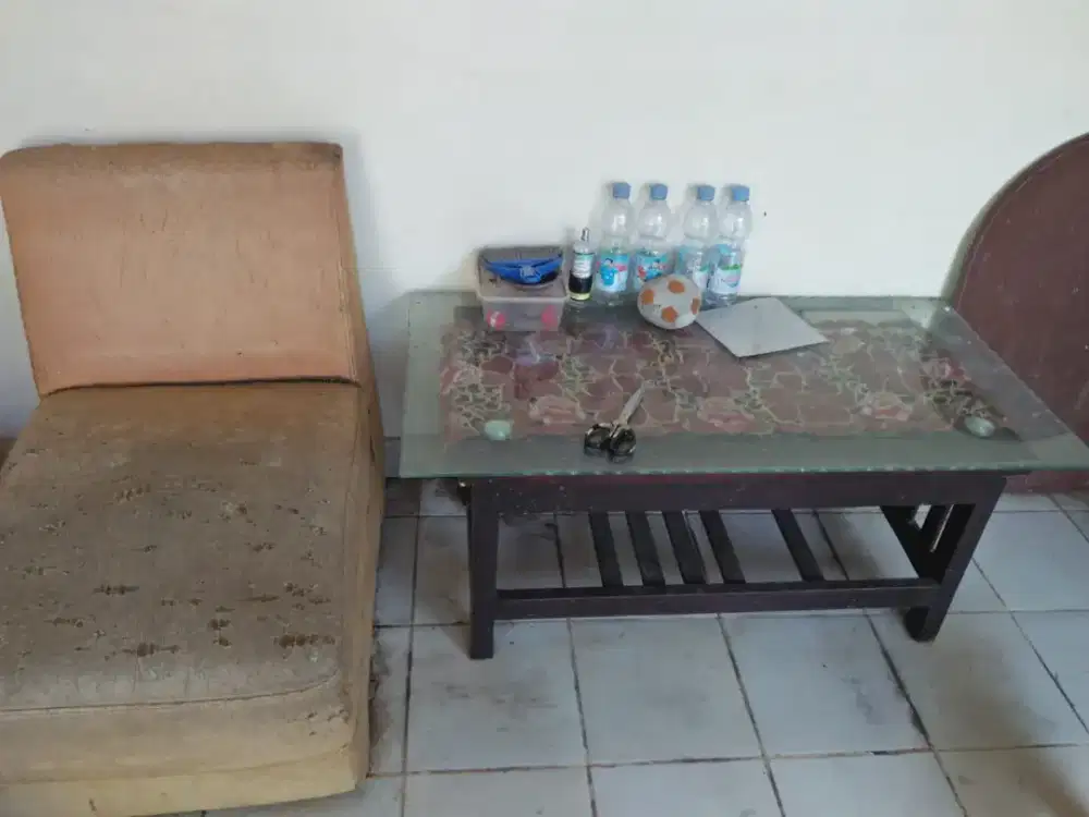 Sofa dan meja ruang tamu