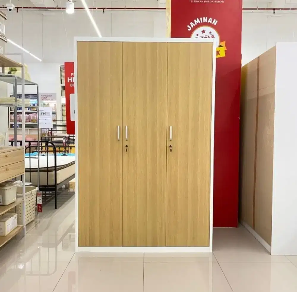 Lemari 3 Pintu Bahan Besi