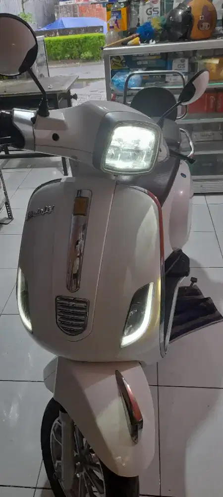 Motor/Sepeda Listrik Merk UWINFLY Model Seperti Vespa Kondisi Istimewa